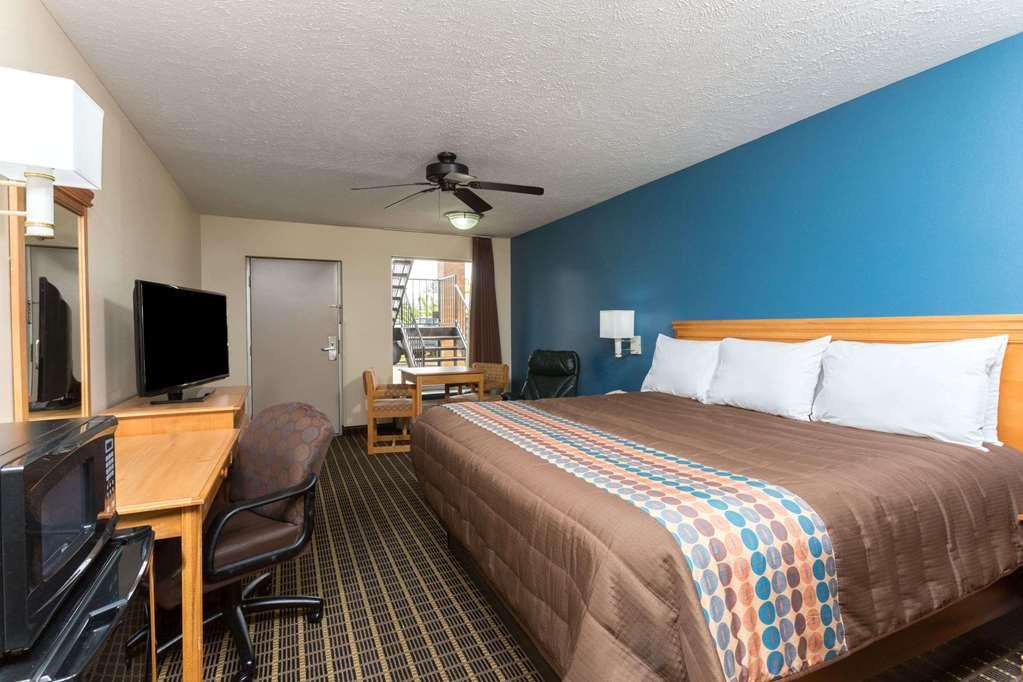 Days Inn By Wyndham Forest Szoba fotó