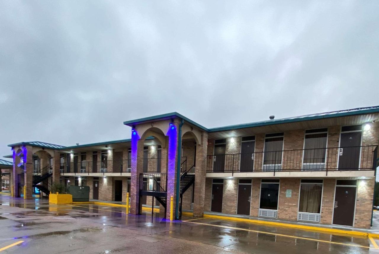 Days Inn By Wyndham Forest Kültér fotó